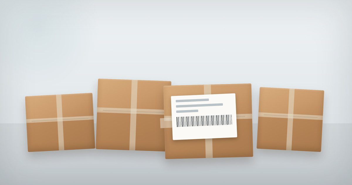 Kartonnen verzenddozen op een productielijn, met een verzendetiket op de bovenste doos.